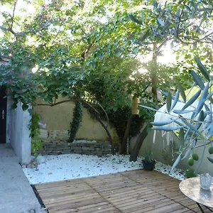 La Summer House Avec Jardin 2*, Arles France